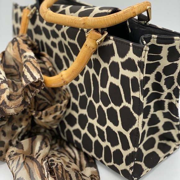 Women’s giraffe print tote with wooden handles - Picture 7 of 8